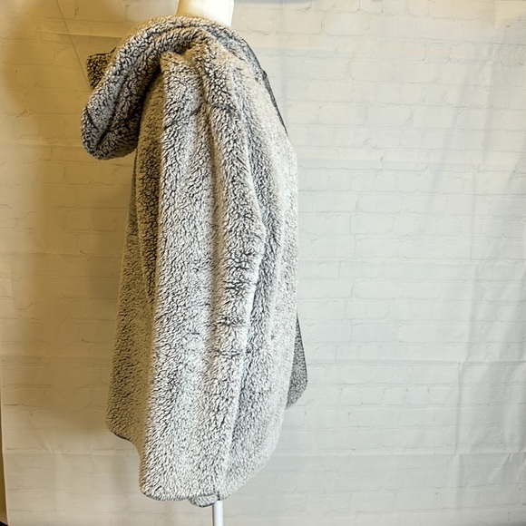 Pink Victoria’s Secret Gray Pocketed Open Fuzzy Coat - Picture 7 of 8